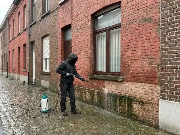 Reinigen van een geschilderde gevel met lage druk