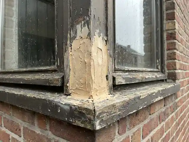 Hoek van een raamkader hersteld met houtvuller