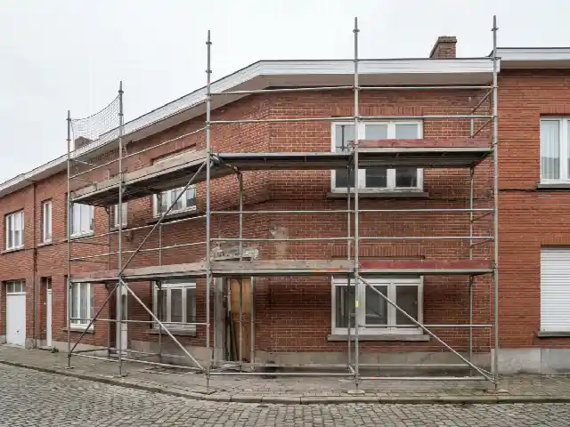 Stelling voor een rijwoning tijdens het buitenschilderwerk